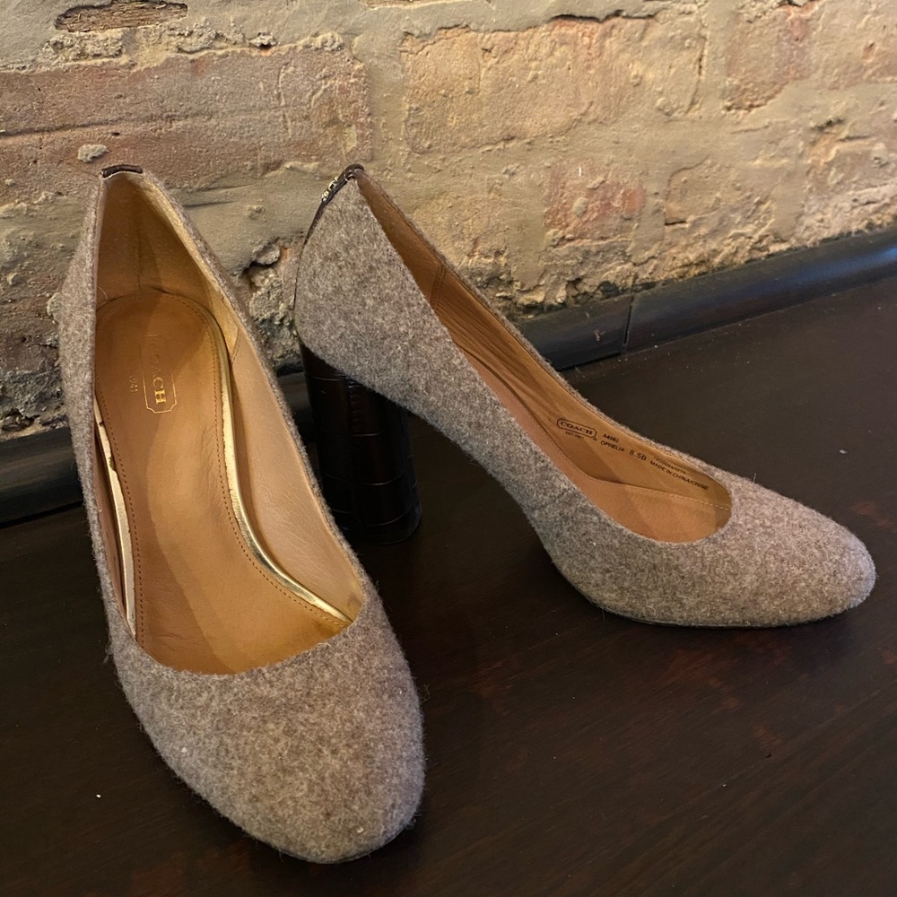 Coach pumps/heels